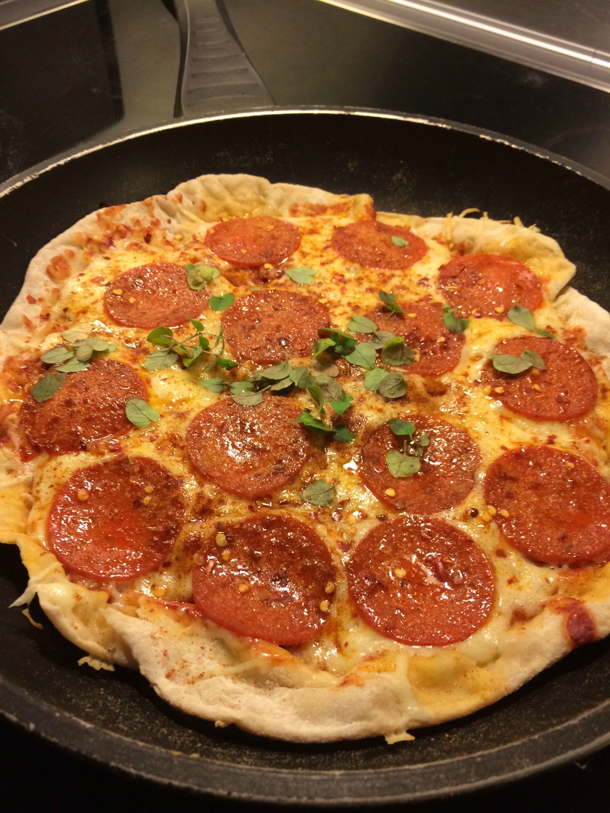 Sprød pizza pepperoni bagt på pande